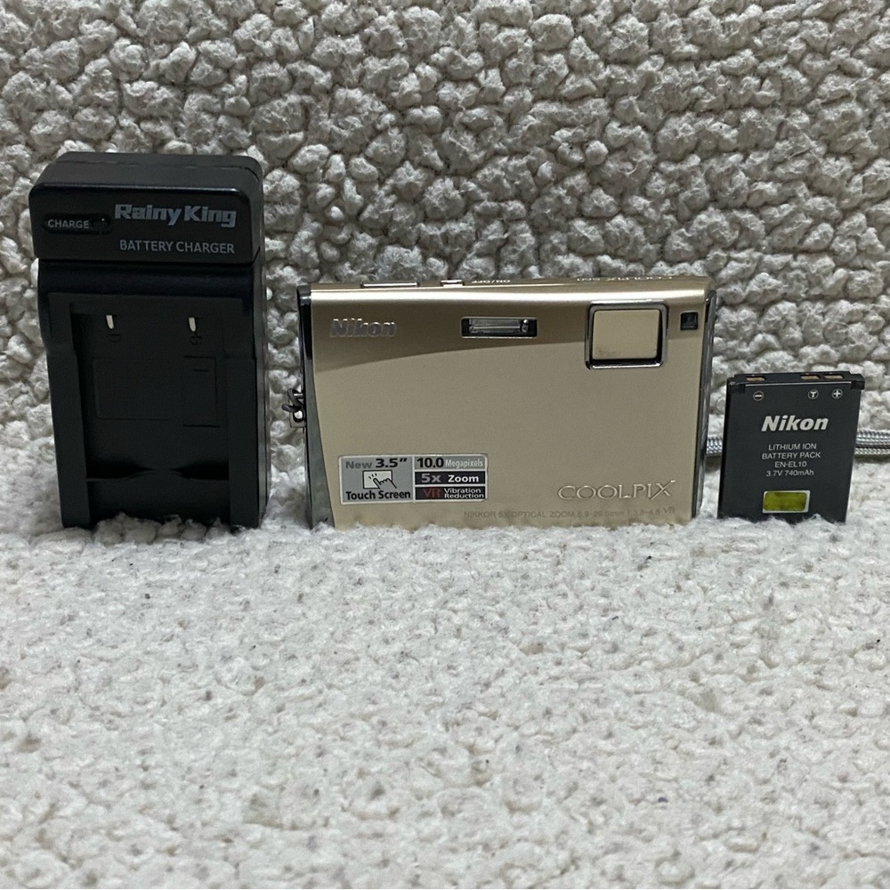 Nikon Coolpix S60 in Gold with Touchscreen